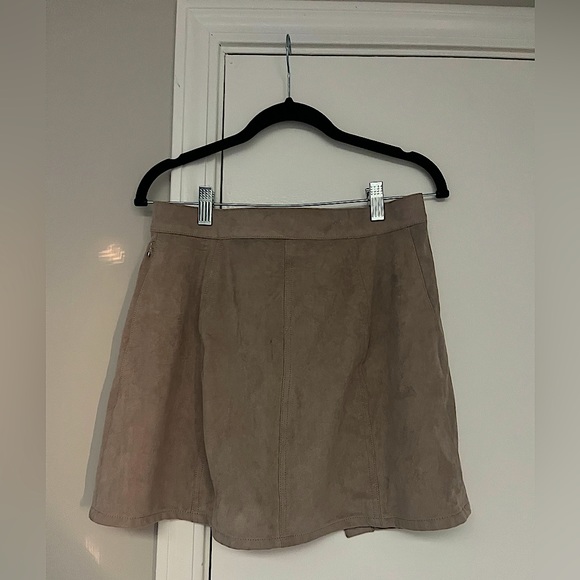 Express button skirt! - Picture 2 of 2